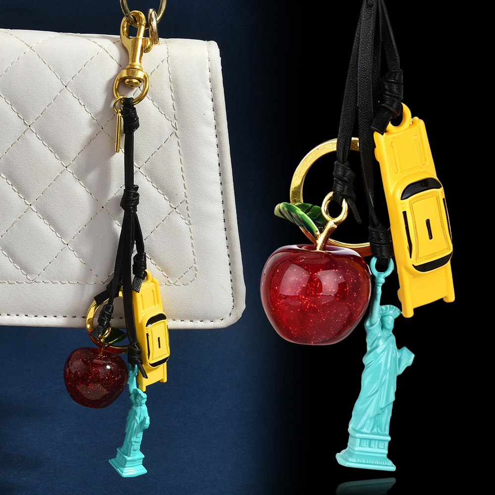 Luxury Bags New York - พวงกุญแจหนังรูปทรงรถแท็กซี่แอปเปิ้ล ประดับกลิตเตอร์ พรีเมียม ของที่ระลึกจากนิวยอร์ก สำหรับผู้หญิง