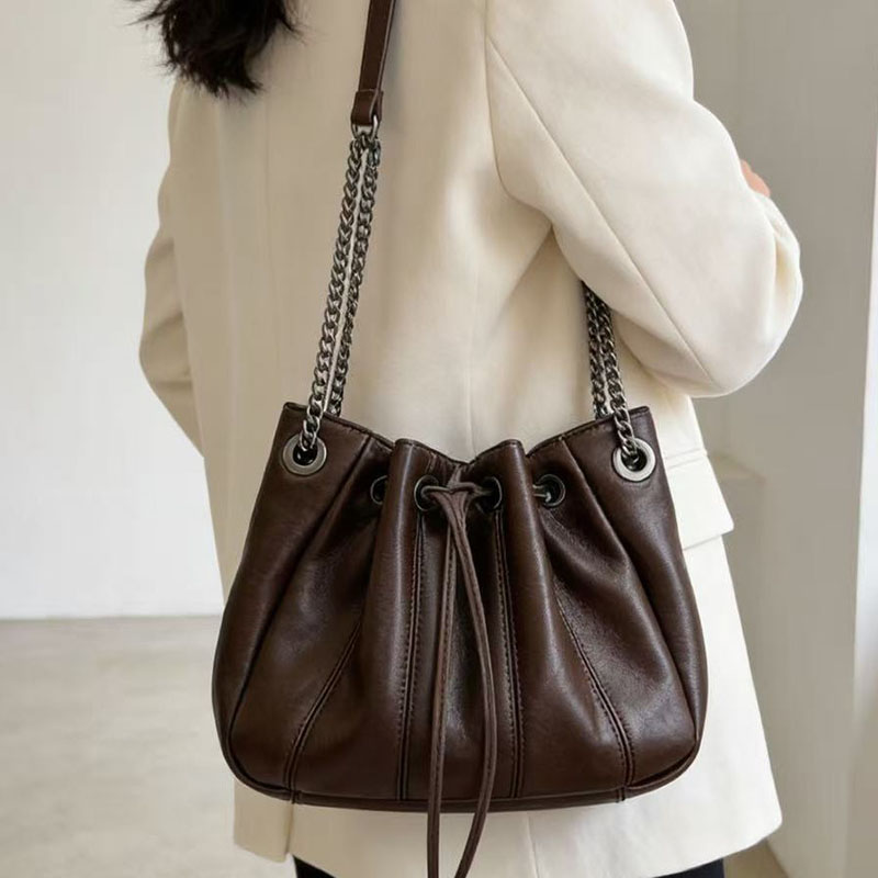 Luxury Quilted Bags - กระเป๋าถือทรงถังแบบมีเชือกผูก แฟชั่นหรูหรา กระเป๋าสะพายไหล่สำหรับผู้หญิง กระเป๋าถือหนัง PU นุ่ม