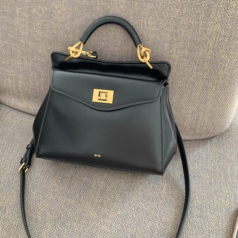 Luxury Bags That Are Affordable - กระเป๋าหมอน JW PEI, กระเป๋าล็อค, กระเป๋าสะพายไหล่, กระเป๋าสะพายข้าง,